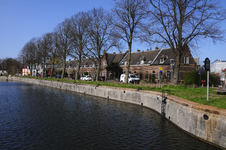 900192 Gezicht op de huizen Keulsekade 24 (rechts) -hoger te Utrecht, met op de voorgrond de sluis in het Merwedekanaal.